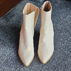 Mi.iM Cream Ankle Boots